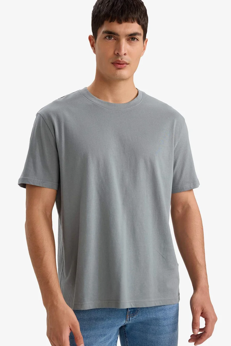 ديفاكتو Regular Fit Crew Neck Short Sleeved T-shirt