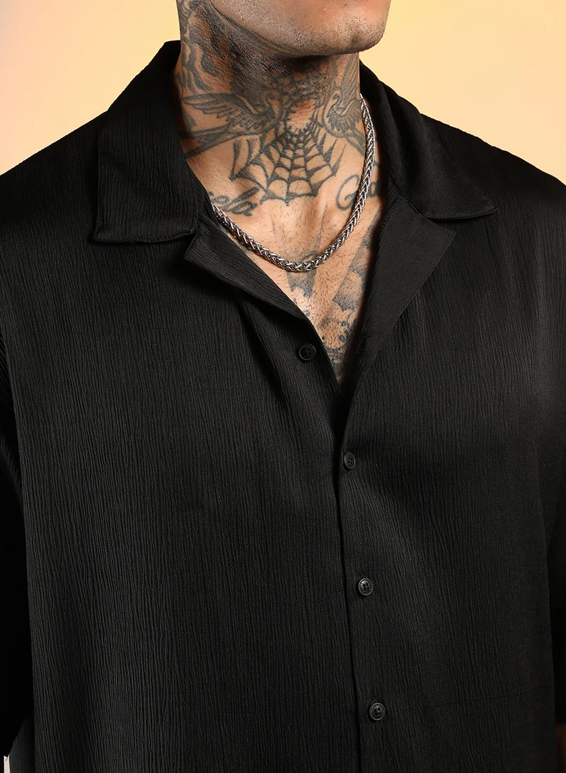 كامبوس سوترا Men's Onyx Black Solid Crinkle Oversized Shirt