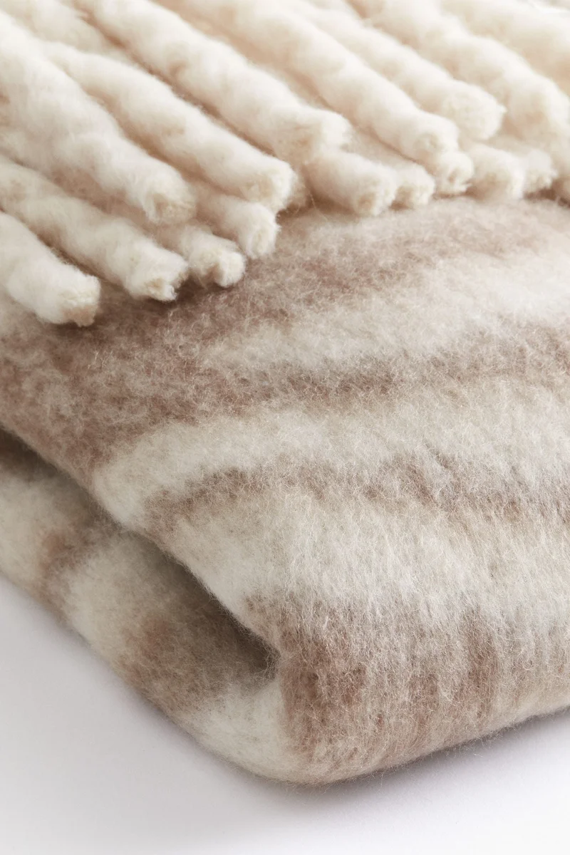 اتش اند ام بطانية من مزيج الصوف مزينة بنقوش