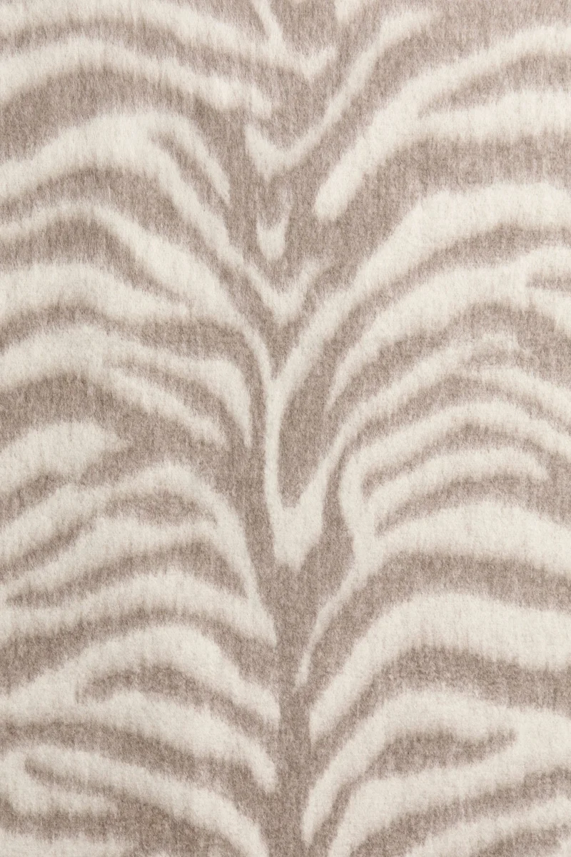 اتش اند ام بطانية من مزيج الصوف مزينة بنقوش