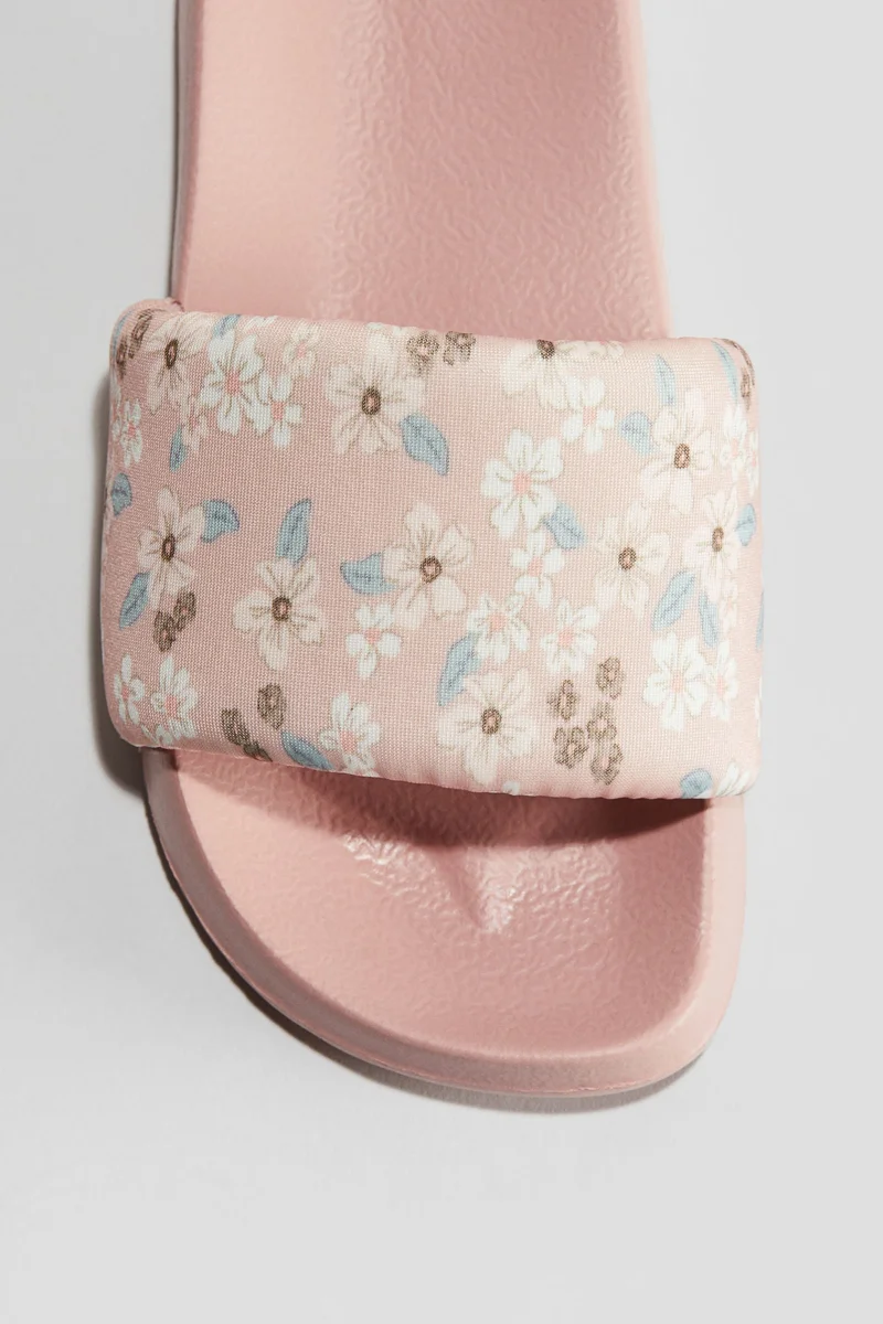 اتش اند ام حذاء للمسبح