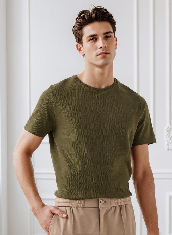 ايكونيك تيشيرت رجالي كلاسيكي بياقة دائرية وأكمام قصيرة بنقوش - Image 1