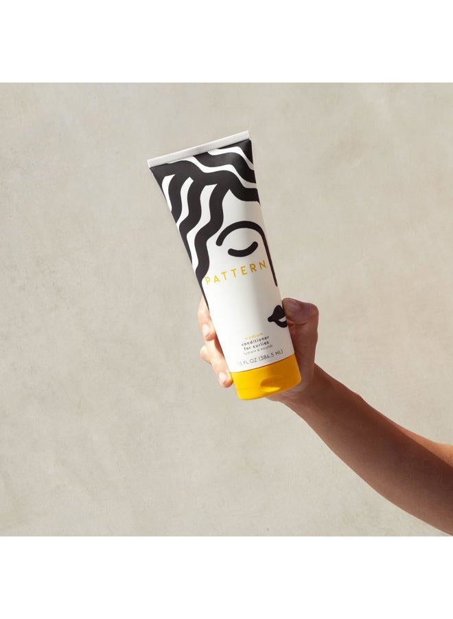 PATTERN بلسم متوسط للشعر المجعد 380 مل مزيج من زيت الجوجوبا وزيت الزيتون بلسم للشعر المجعد والمجعد يبحث عن الترطيب والانزلاق وتعريف التجعيد (380 مل) - Image 4