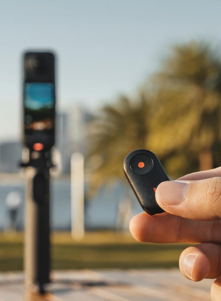 Insta360 جهاز التحكم عن بُعد الصغير | جهاز تحكم بلوتوث لاسلكي لجهاز X4 و X5 و GO Ultra و GO 3S و Ace Pro 2 – نطاق 10م/33قدم مع حزام تثبيت دوار بزاوية 360° - Image 2