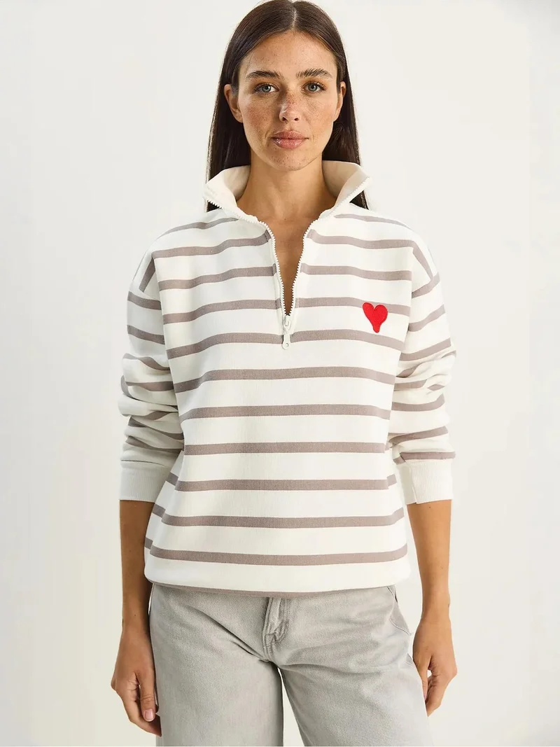 بيانكو لوتشي سويت شيرت  مخطط بياقة بسحاب وتطريز