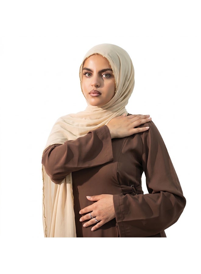 وشاح طويل من الكريب بلون موحد وملمس ناعم بلمسة نهائية ساتانية، مزود بسلسلة من الخرز المعدني؛ وشاح طويل نسائي من الحرير اللامع - Image 1