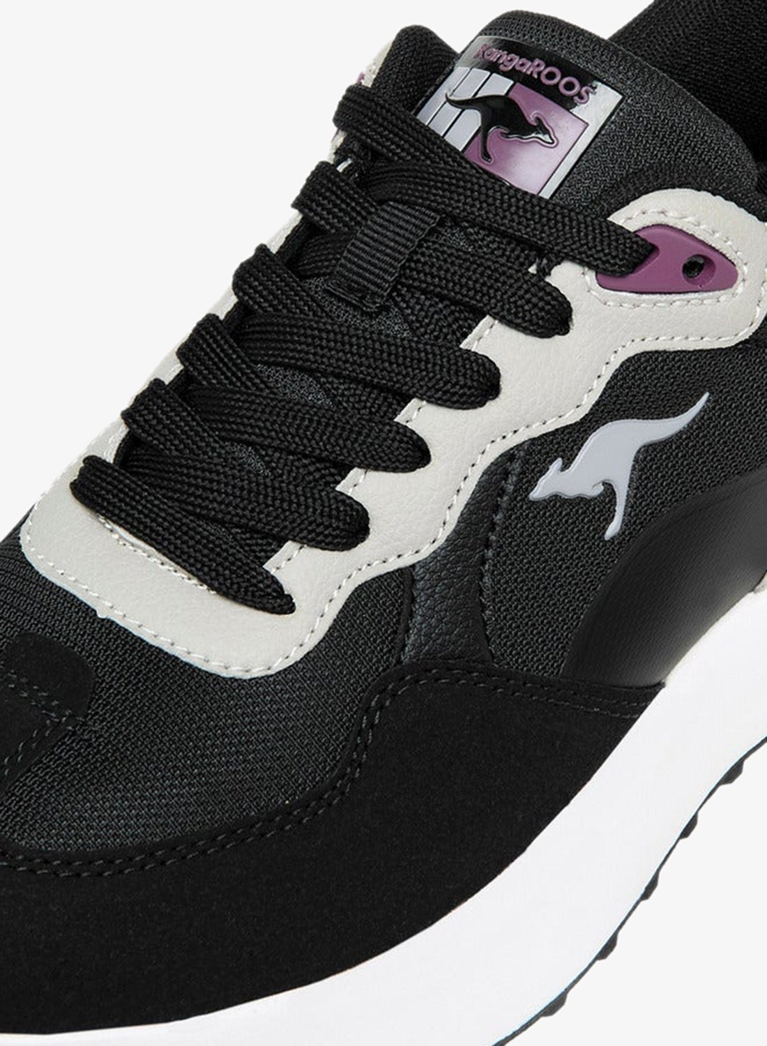 أحذية رياضية نسائية برباط وجوانب مزينة بالدانتيل