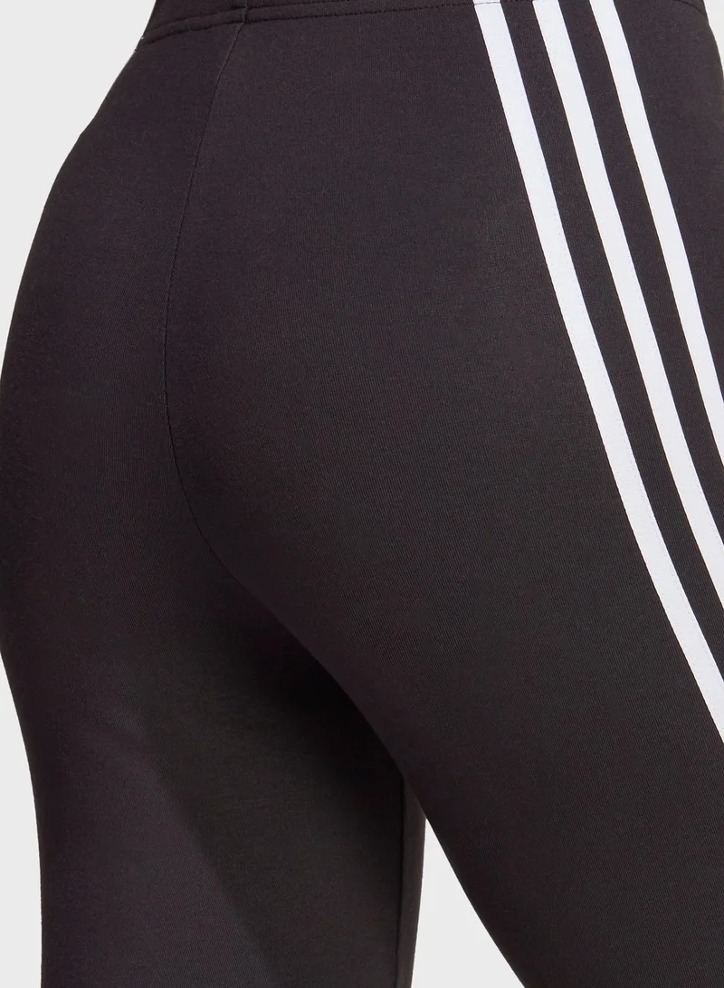adidas ليقنز بخطوط الماركة الثلاث