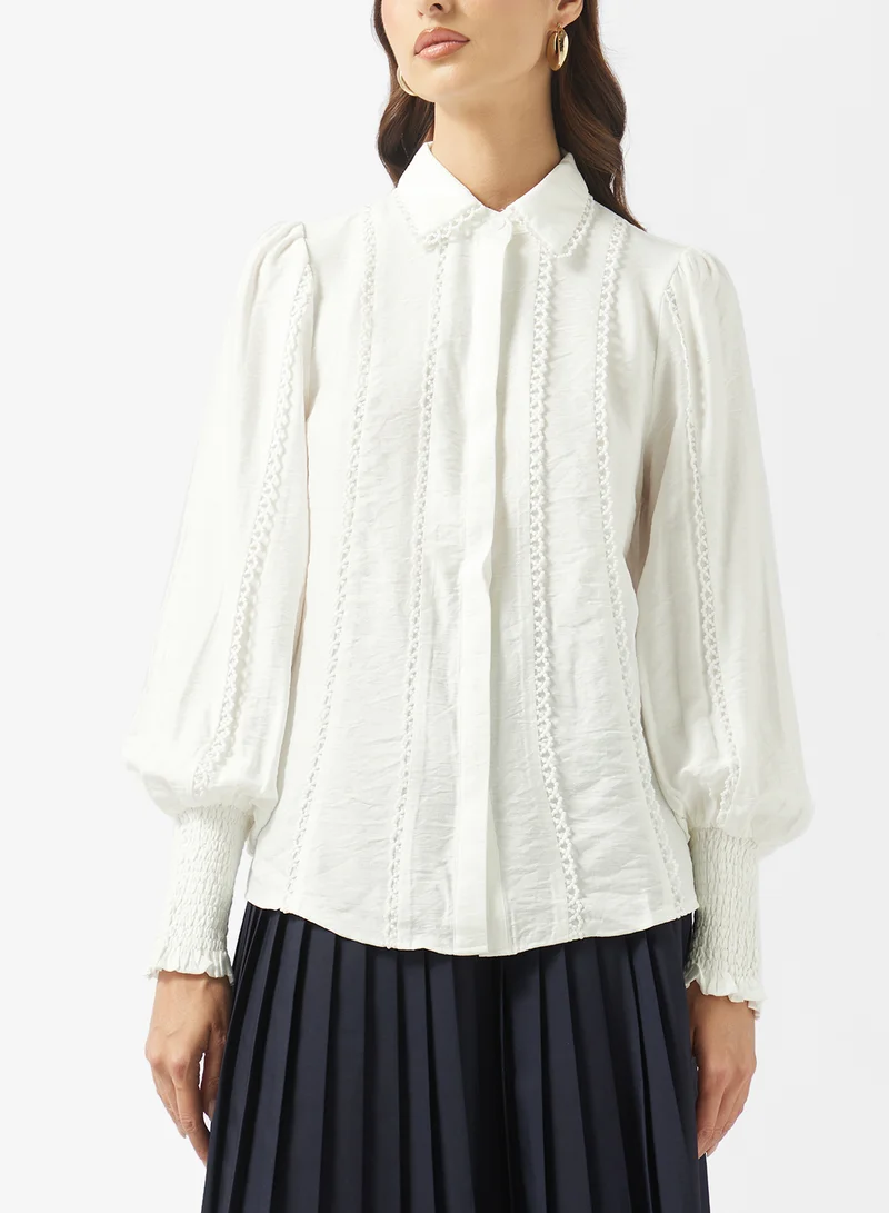 ايلا قميص بأزرار وأكمام منفوشة