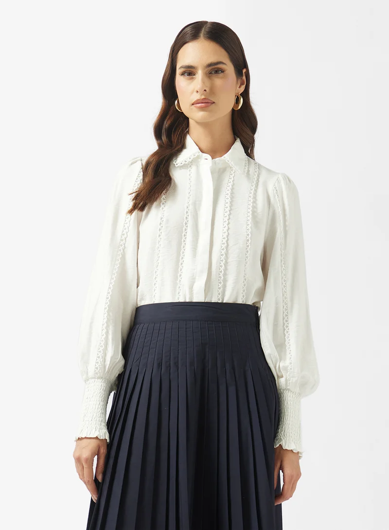 ايلا قميص بأزرار وأكمام منفوشة