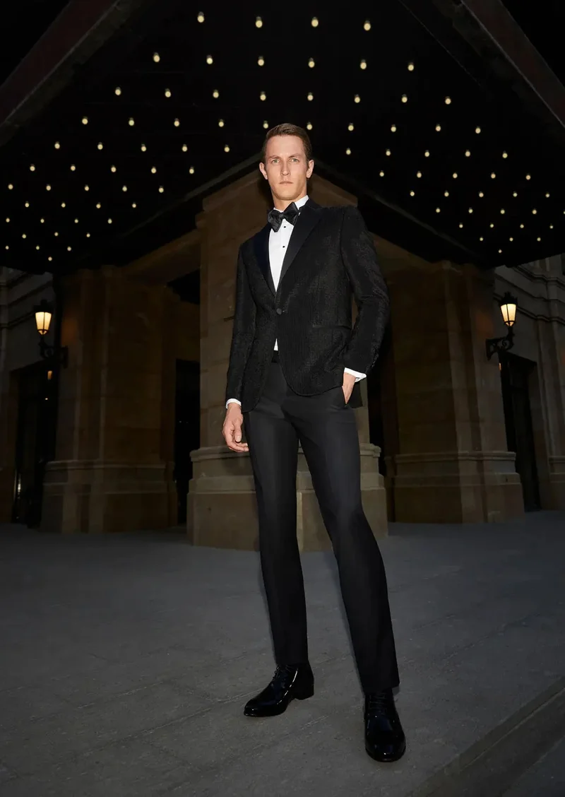 رامسي بدلة توكسيدو سوداء منقوشة بقصة ضيقة وطويلة، ذات صفين من الأزرار وياقة منسوجة