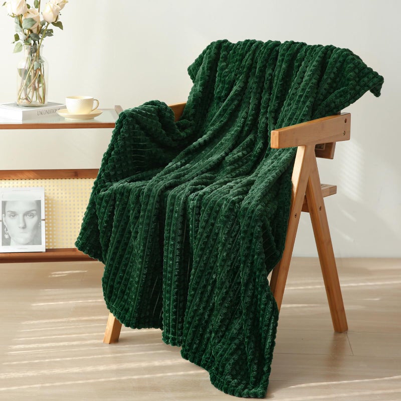 Puncuntex بطانية رمي خضراء من بونكونتيك 50"×60" زينة فليس ناعمة للغاية فاخرة مع تصميم شبكة جاكار ثلاثي الأبعاد، خفيفة الوزن للكنبة والأريكة والكرسي، أخضر غامق - Image 1