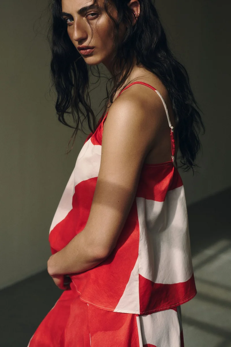 اتش اند ام بلوزة من القطن بحمالات كتف وحافة واسعة