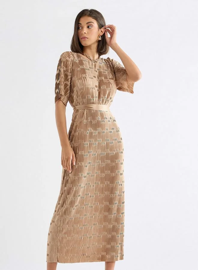 سبلاش فيڤ فستان بارز الملمس بياقة مستديرة وأكمام قصيرة وحزام ربط