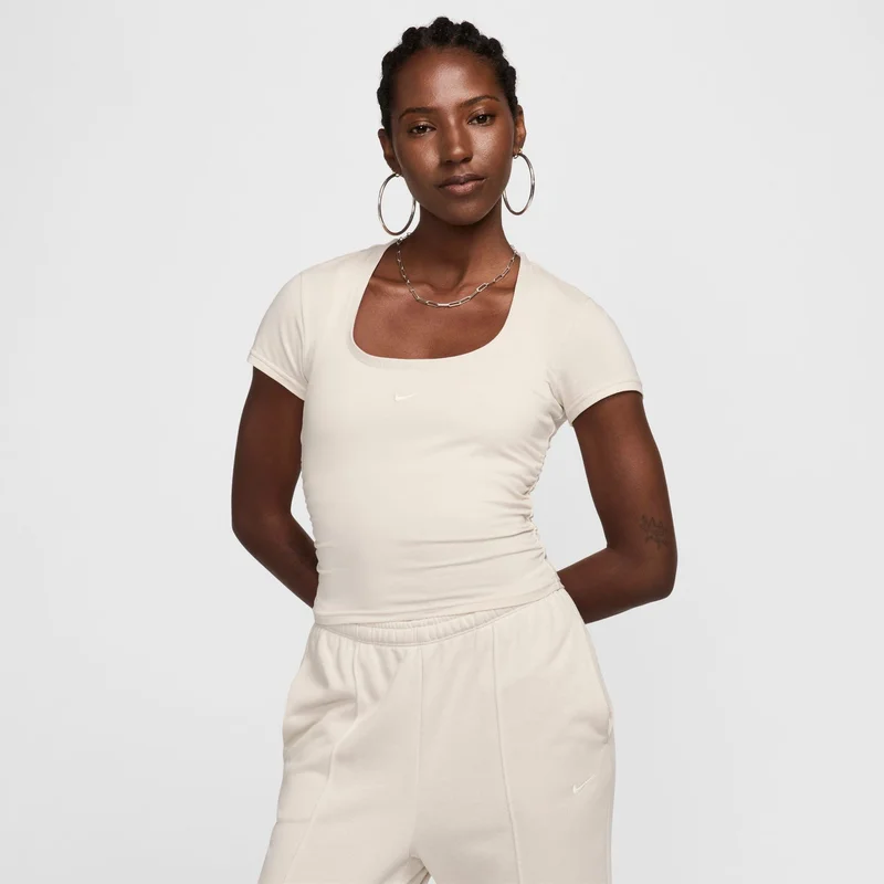 نايكي سبورتسوير تشيل نت تيشيرت بأكمام قصيرة وياقة مربعة للنساء