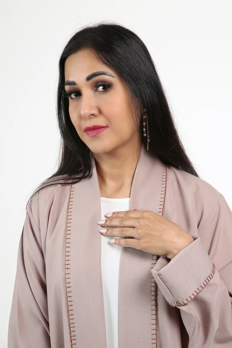 نيكياس عباية كريب مع خيط يدوي على الجهة الأمامية والأكمام