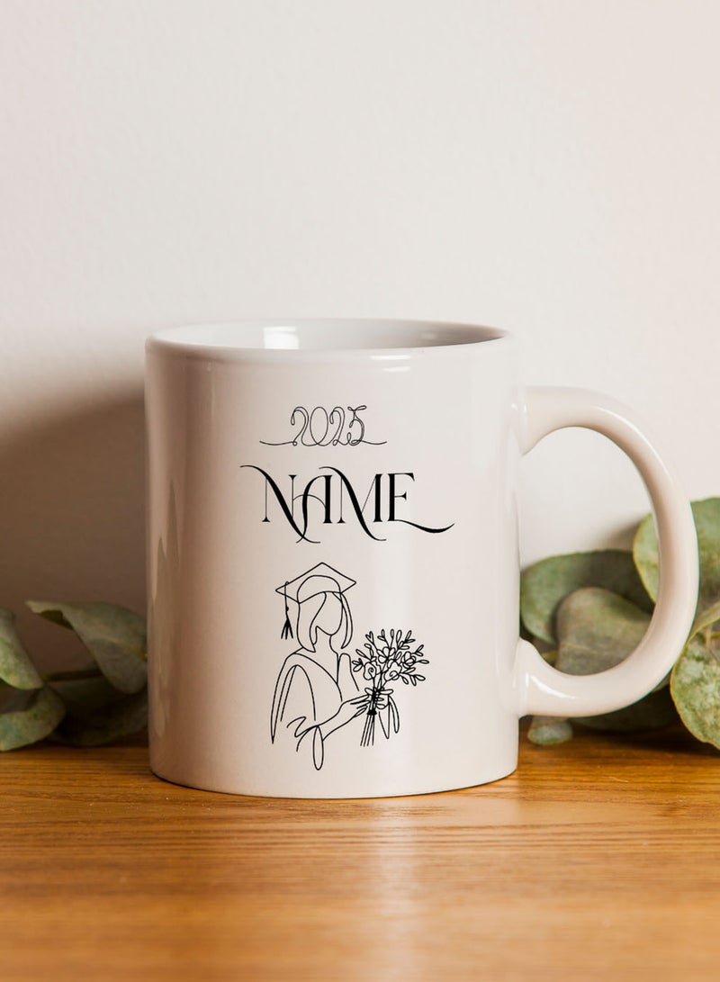 لوحة كوب ١١ أونصة من السيراميك للاحتفال بالتخرج قابل للتخصيص باسم الخريج وتصميم خريجة مع باقة زهور - Image 3