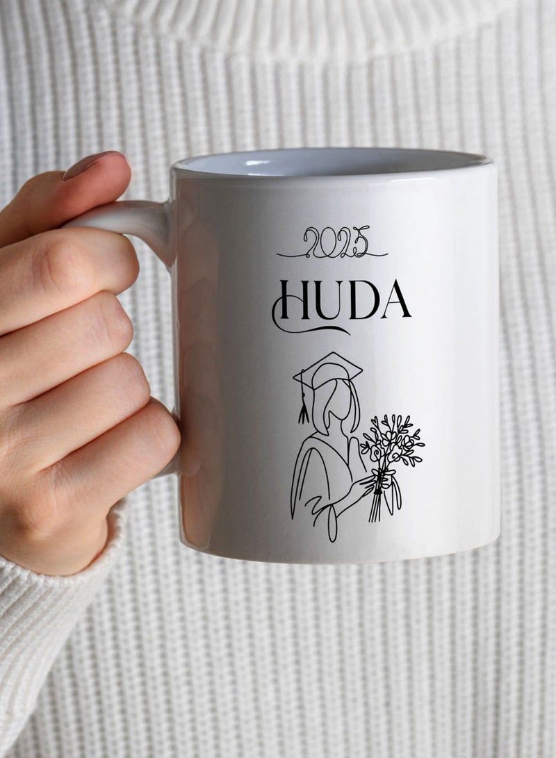 لوحة كوب ١١ أونصة من السيراميك للاحتفال بالتخرج قابل للتخصيص باسم الخريج وتصميم خريجة مع باقة زهور - Image 4