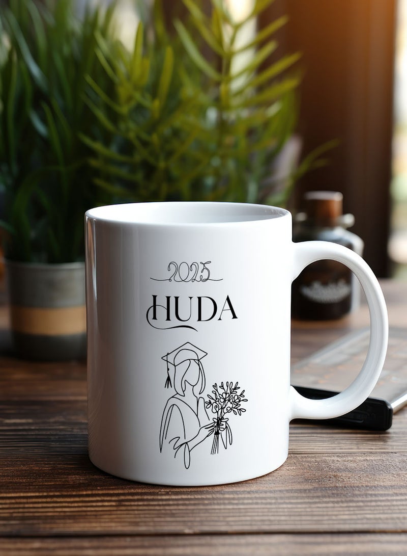 لوحة كوب ١١ أونصة من السيراميك للاحتفال بالتخرج قابل للتخصيص باسم الخريج وتصميم خريجة مع باقة زهور - Image 5