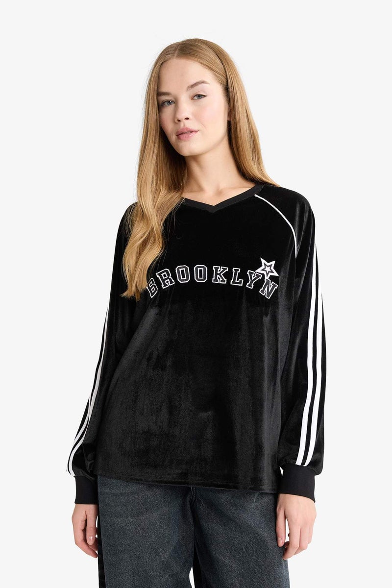 DeFacto Oversize Fit V-Neck Printed Velvet Sweatshirt - Image 4