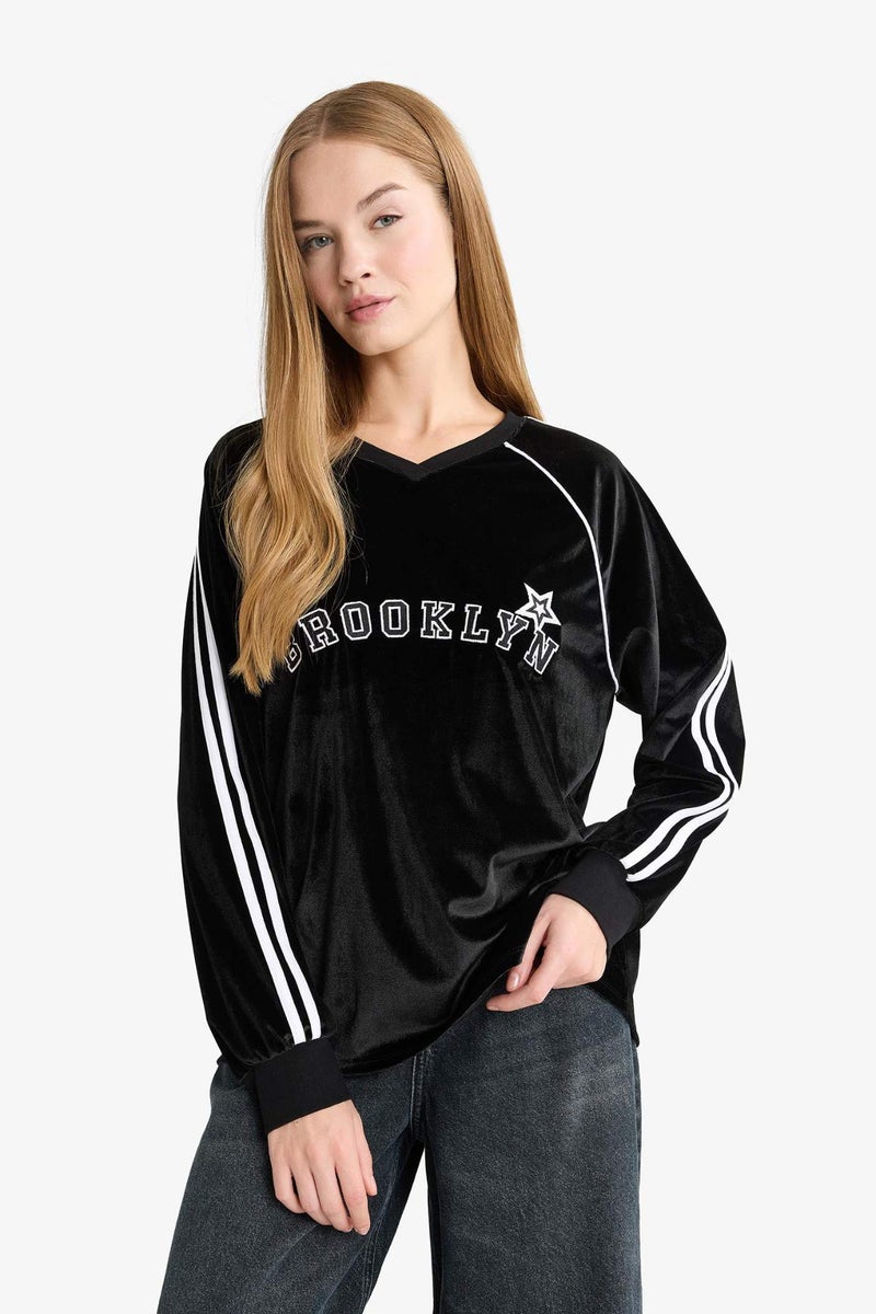 DeFacto Oversize Fit V-Neck Printed Velvet Sweatshirt - Image 3