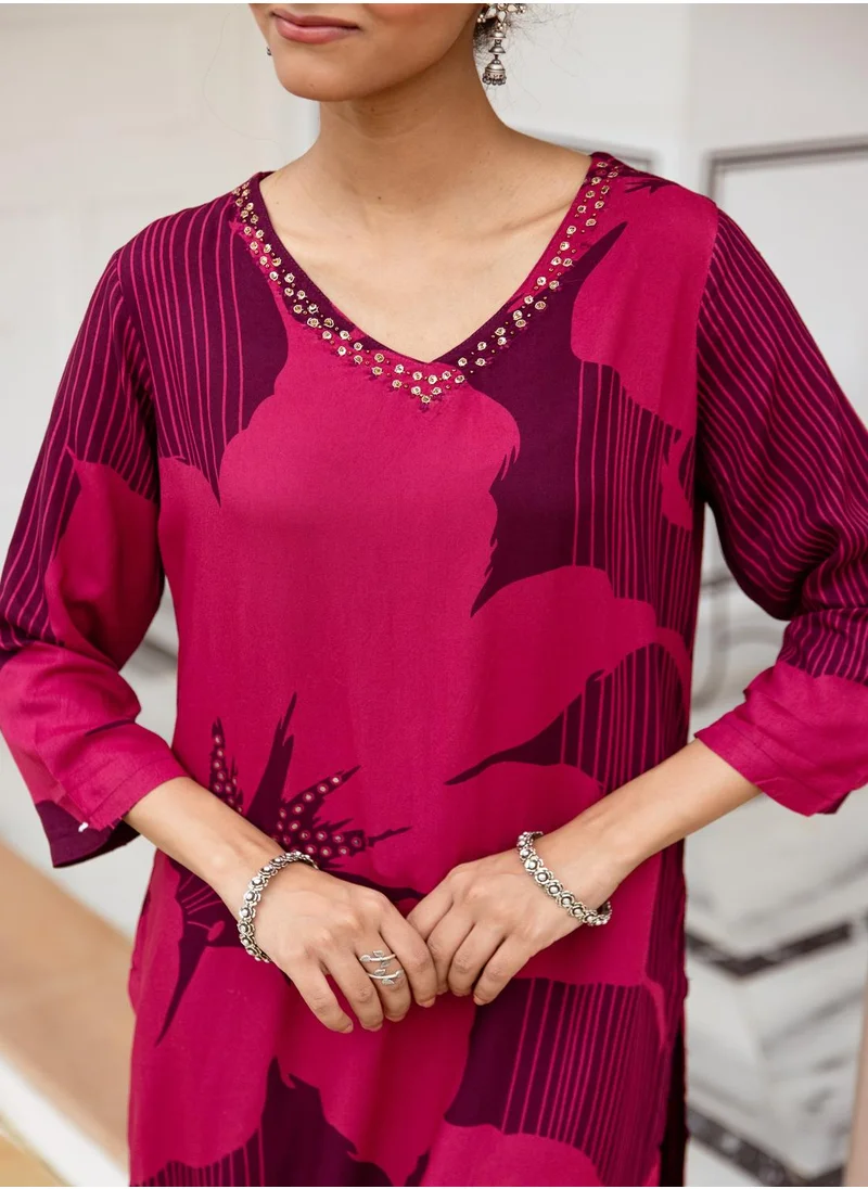 آي شين Floral Printed V-Neck Straight Kurta With Trousers