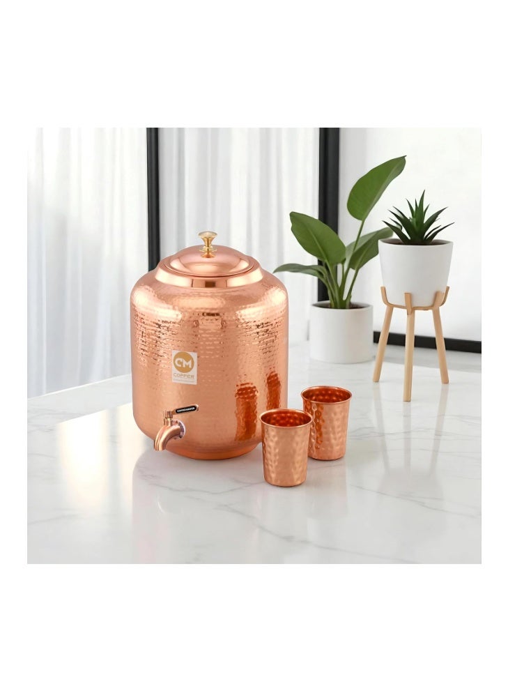 Copper-Master موزع مياه نحاسي مطروق من النحاس النقي سعة 8 لترات من كوبر ماستر (ماتكا) مع كوبين نحاسيين | طقم أدوات شرب أيورفيدية للمنزل والمكتب (8000 مل + 600 مل) - Image 1