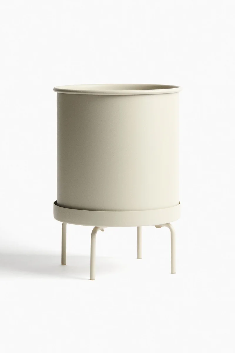 اتش اند ام أصيص نبات كبير على حامل