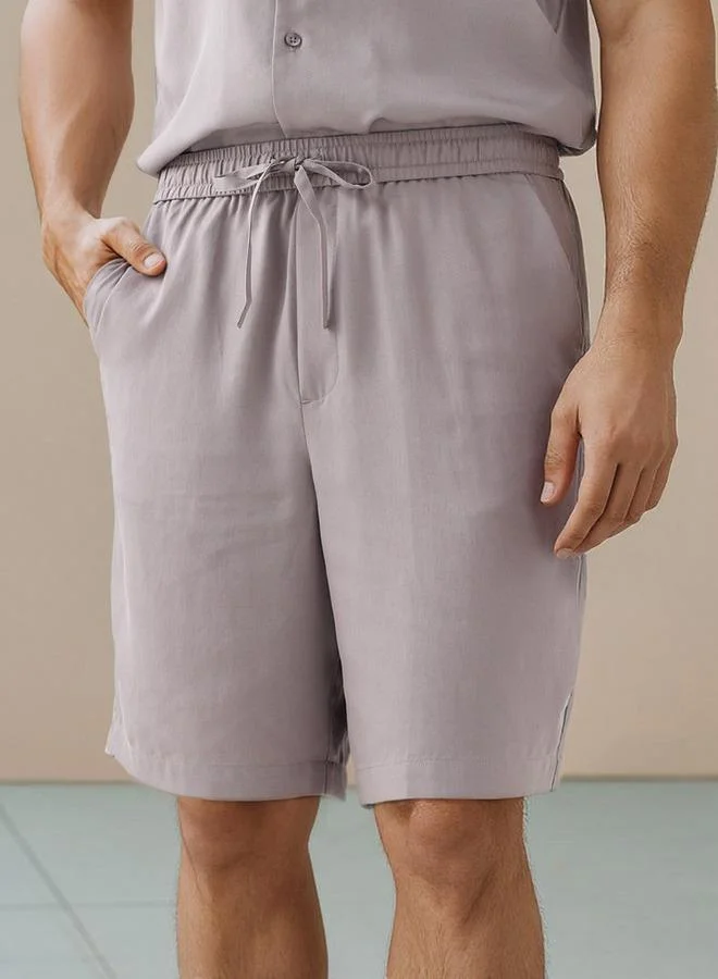 إمبيرور شورت بطبعة الإمبراطور بخصر برباط وجيوب