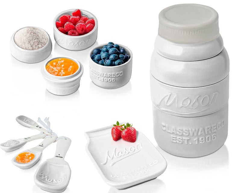 كومفيفي مجموعة أدوات المطبخ برطمان ماسون العتيق، مجموعة ديكور سيراميك المطبخ متعددة القطع مع 4 أكواب قياس و4 ملاعق قياس ومسند ملعقة - طراز عتيق جذاب من السيراميك الأبيض المنقوش - Image 1