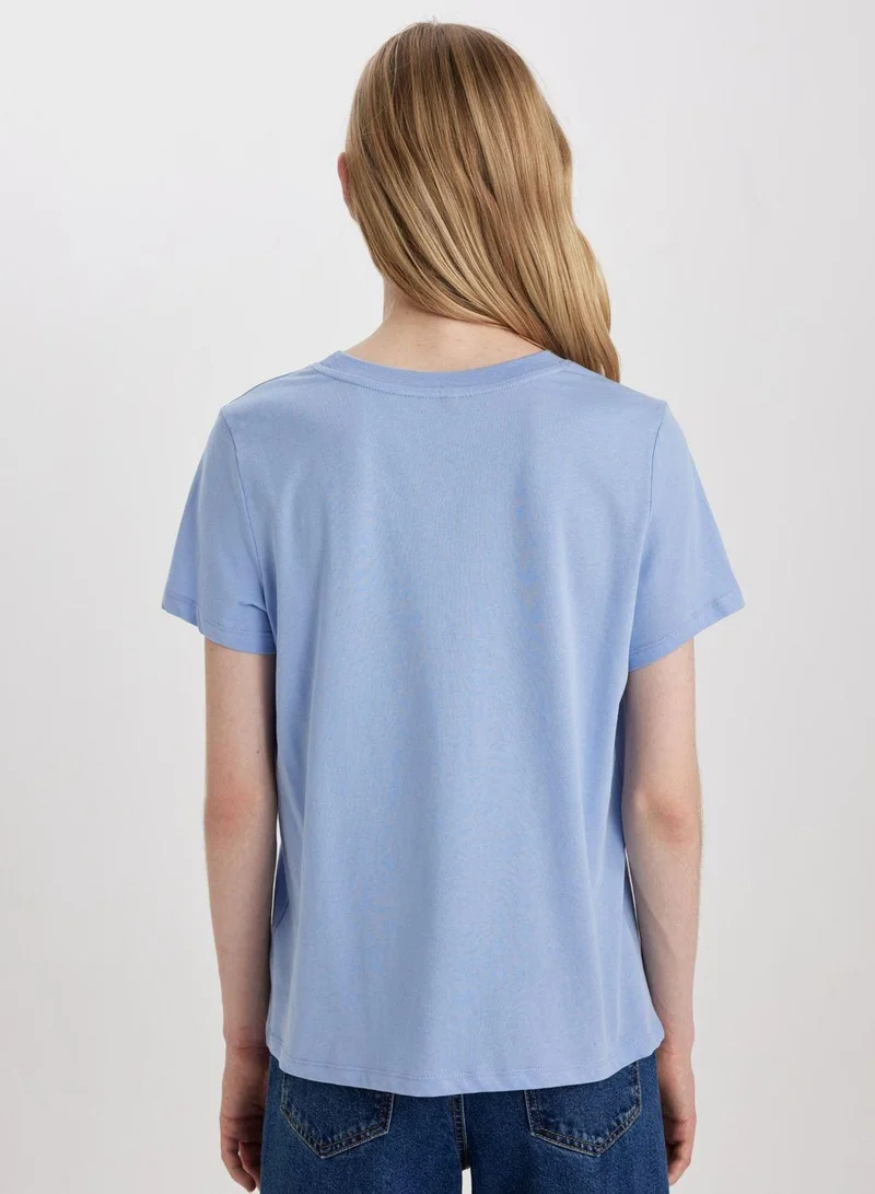 ديفاكتو تيشيرت قطن بقصة عادية ورقبة دائرية وأكمام قصيرة