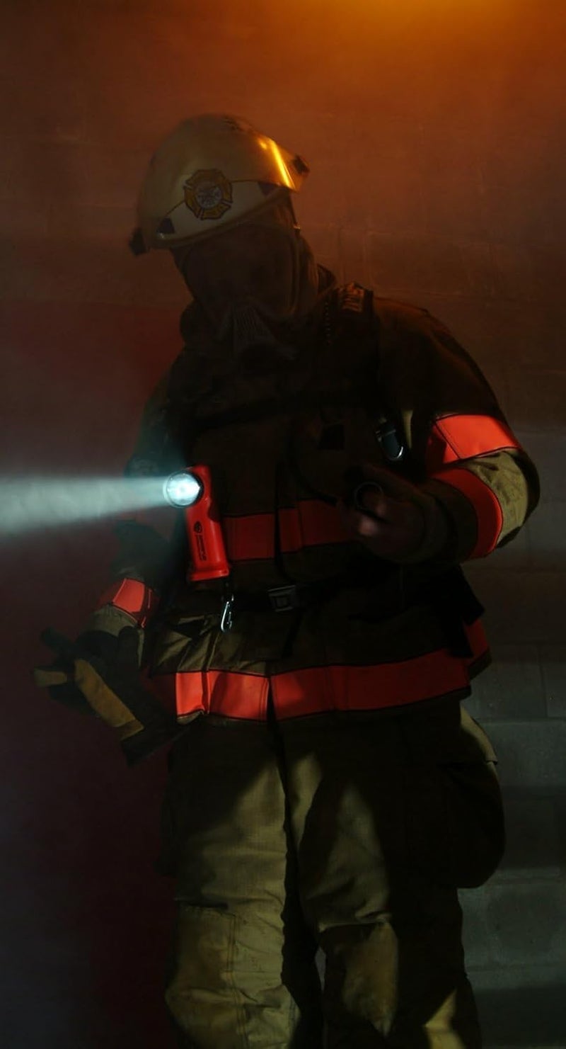 Streamlight 90545 Survivor 175-Lumen Alkaline Safety-Rated Firefighter Right Angle Flashlight, Black - Image 3