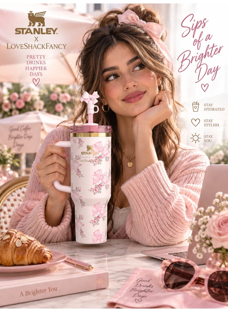 ستانلي x لوف شاك فانسي Holiday Quencher H2.0 FlowState سعة 40 أونصة، كوب ستانلس ستيل بعزل حراري مزدوج مع مقبض وغطاء 3 وضعيات وشفاطة قابلة لإعادة الاستخدام وزينة فيونكة، وردي مزهر - Image 2