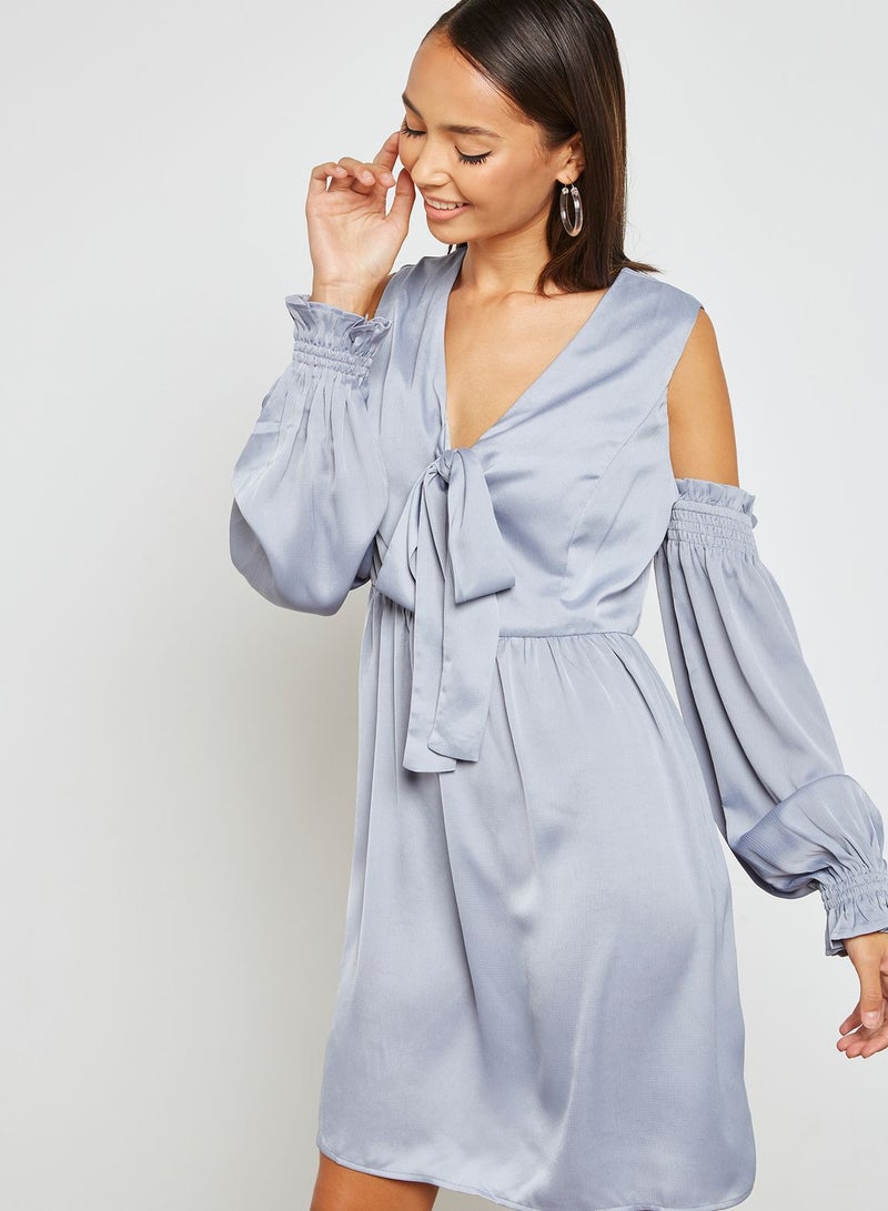 لوست انك فستان بأكتاف عارية ومزين بفيونكة - Image 1