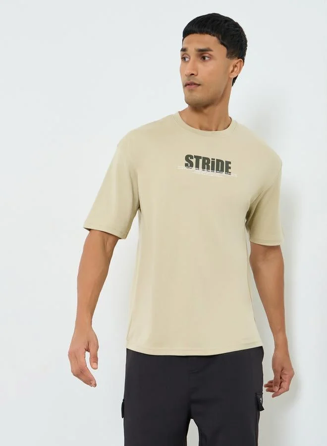 ستايلي اكتيف تيشيرت بقصة واسعة وطبعة شعار للرجال