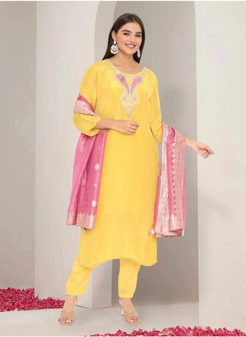 آي شين Floral Yoke Design Thread Work Straight Kurta With Trousers And Dupatta