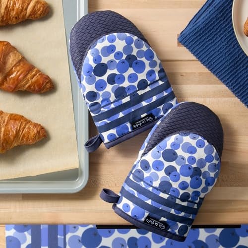 SUR LA Table Kitchen Essentials Fresh Blueberries Fruit Mini Oven Mitt 2-Pack Set, Heat Resistant, 100% Cotton, Flexible Non-Slip Silicone Grip, Blue/White, 5.5"x8" - Image 2
