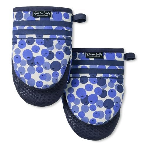 SUR LA Table Kitchen Essentials Fresh Blueberries Fruit Mini Oven Mitt 2-Pack Set, Heat Resistant, 100% Cotton, Flexible Non-Slip Silicone Grip, Blue/White, 5.5"x8" - Image 1