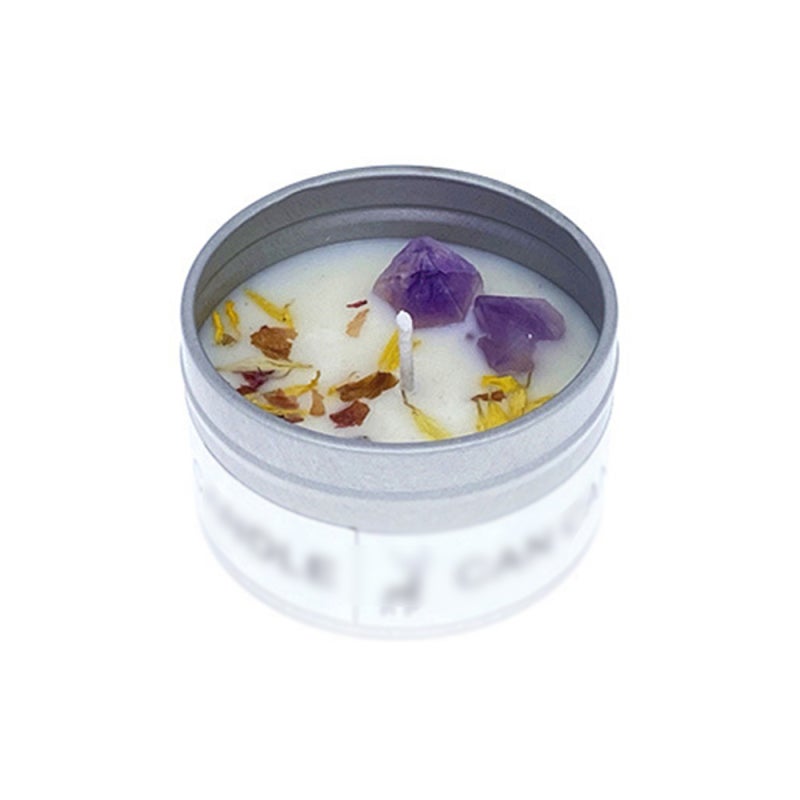 شمعة معطرة من شمع الصويا العضوي بالزهور المجففة للعلاج العطري - شمعة بحجر الكريستال بلون أرجواني في علبة معدنية مزخرفة للاسترخاء والتأمل - Image 1