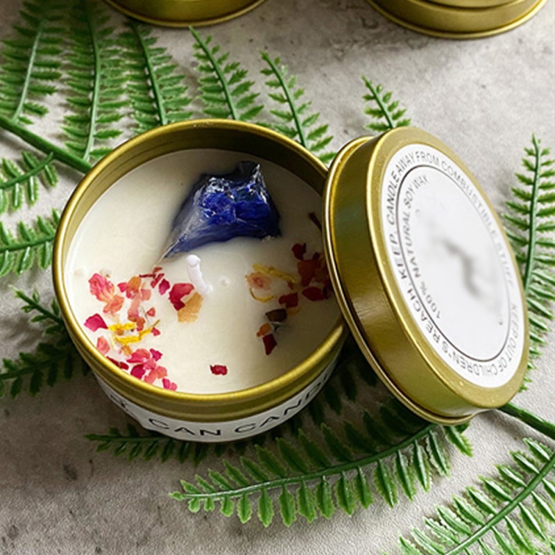 شمعة معطرة من شمع الصويا العضوي بالزهور المجففة للعلاج العطري - شمعة بحجر الكريستال بلون أرجواني في علبة معدنية مزخرفة للاسترخاء والتأمل - Image 5