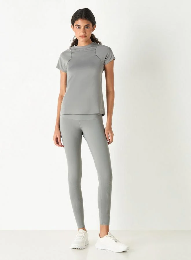 كابا تيشيرت بياقة ضيقة وأكمام قصيرة بطبعات شعار من كابا