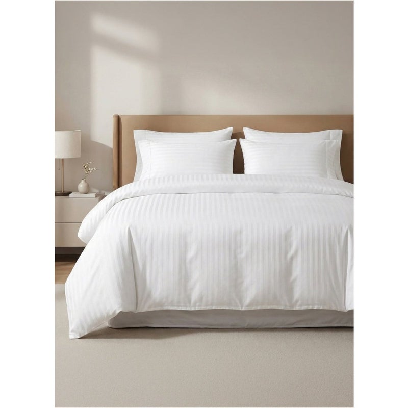 طقم غطاء لحاف مقاس كينغ من Good Sleep مكون من 6 قطع مقاس 220 × 240 سم غطاء لحاف أبيض مخطط مع ملاءة مثبتة بجيب عميق و4 أكياس وسائد، نسيج فائق النعومة، خالي من التجاعيد، صنع في دبي - Image 1
