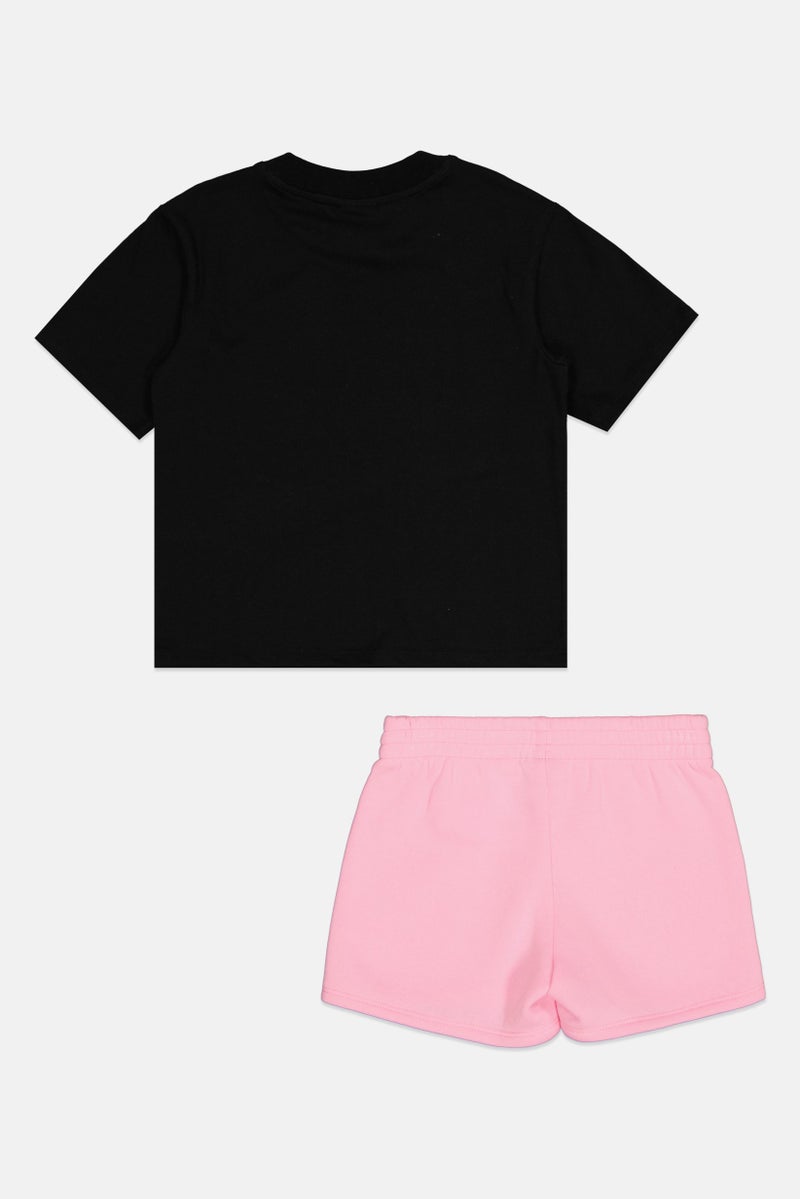 PUMA طقم بنات للأطفال مكون من قطعتين بشعار العلامة التجارية، بأكمام قصيرة وشورت، متعدد الألوان - Image 2