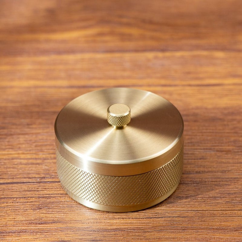 Patterned Brass Ashtray With Lid Anti Fly Home Office Decor - Image 1