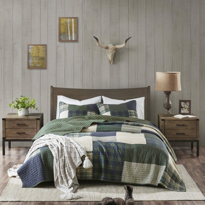 MILL CREEK REVERSIBLE QUILT SET COTTAGE STYLING REVERSED TO SOLID COLOR ALL SEASON LIGHTWEIGHT COVERLET COZY BEDDING LAYER MATCHING SHAMS OVERSIZED KINGCAL KING PLAID GREEN 3 PIECE