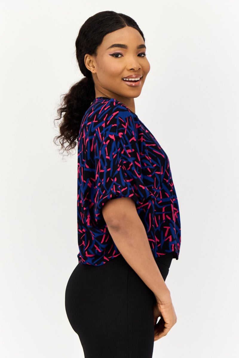 ONLY بلوزة نسائية بأكمام قصيرة وياقة دائرية، مطبوعة بألوان متعددة - Image 2