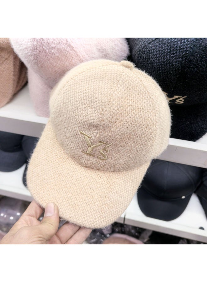 قبعة بيسبول محبوكة باللون البيج - قوام فخم وناعم، شعار مطرّز باللون الذهبي، بيان موضة للجنسين