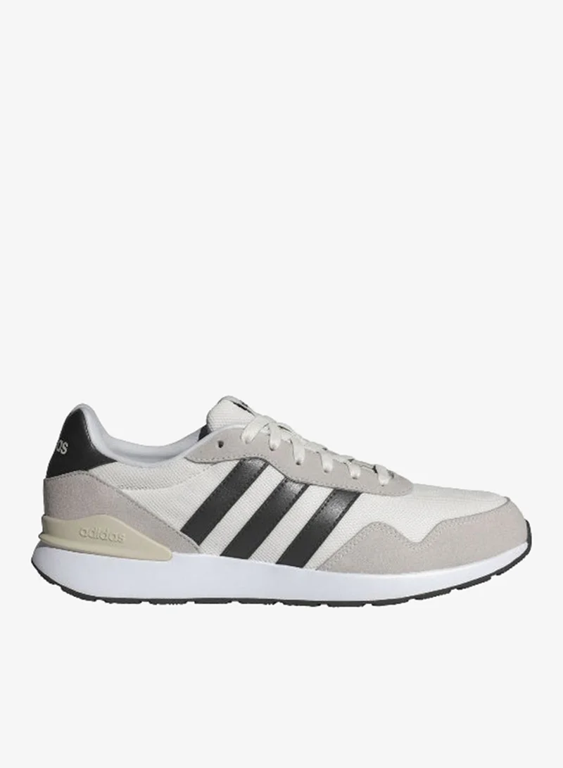 adidas أحذية رياضية رجالية بيضاء  .