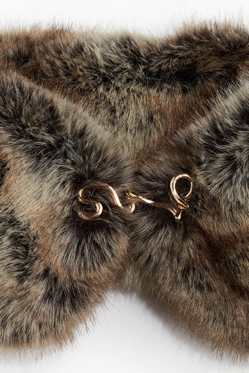 اتش اند ام ياقة من قماش منفوش