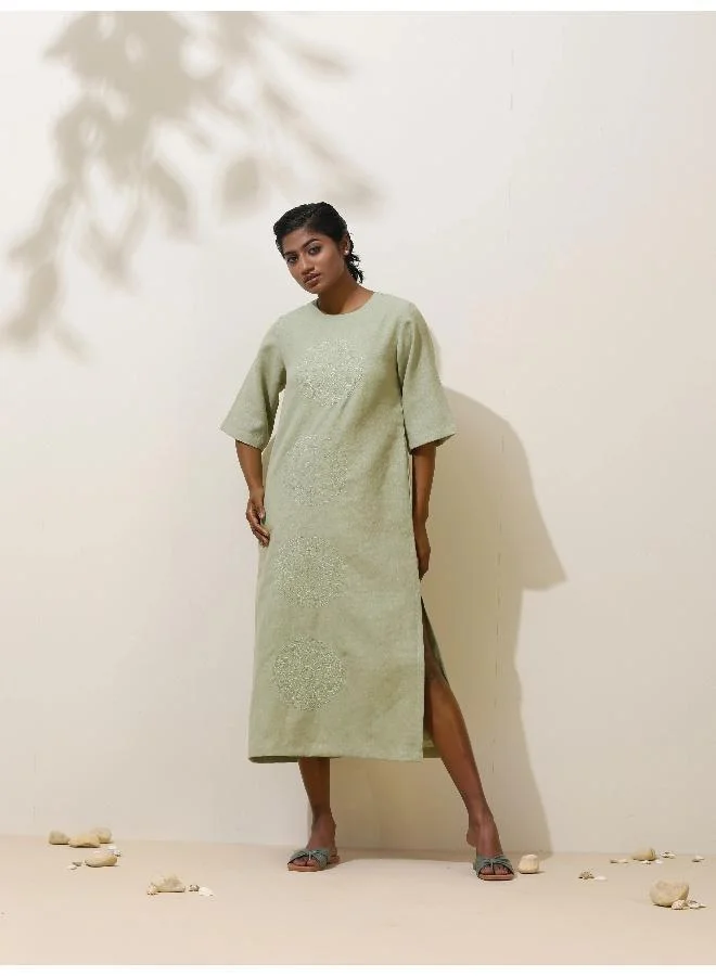 ترو برونز فستان كتان مطرز